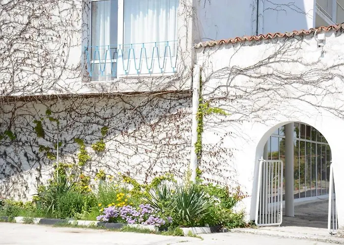 Holiday House Of Bas Varna - Free Parking Hotel